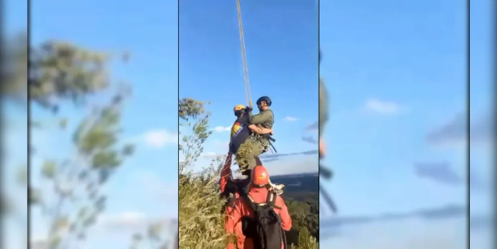 Um agente treinado desceu por rapel até a área onde a mulher estava e realizou os procedimentos