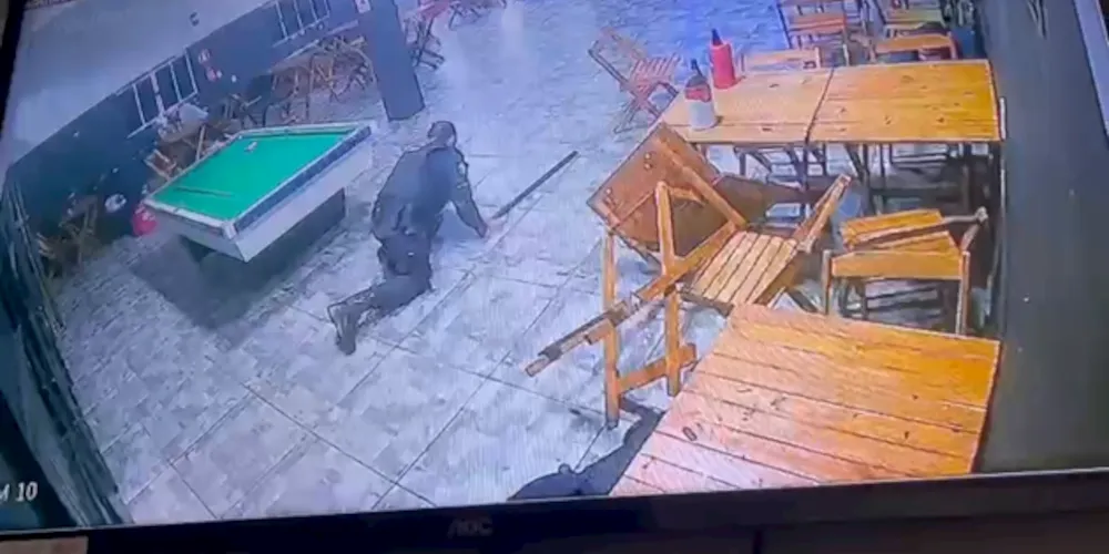 As câmeras captaram o momento em que a discussão começou na loja de conveniência