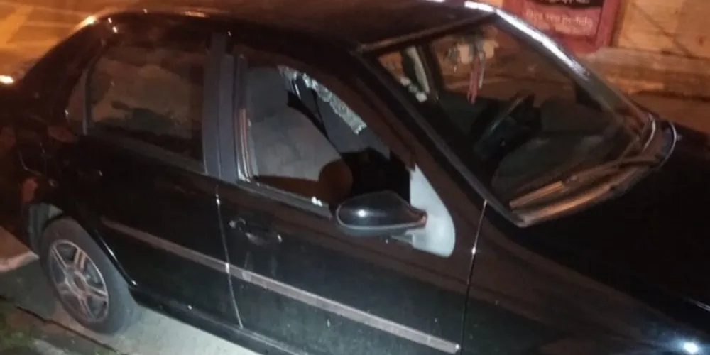 Um homem foi preso na noite dessa quinta-feira (18) suspeito de ter quebrado o vidro da janela de um carro