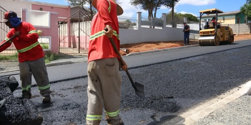 A Prefeitura avança na fase de aplicação de capa asfáltica nas obras de pavimentação da Vila Romana.