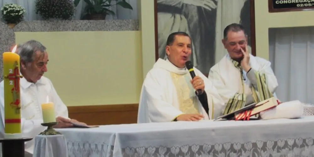 A celebração eucarística teve a participação dos vigários paroquiais, padre Nelson Luiz Martins e padre Martinho Paulus