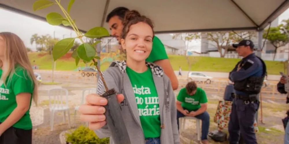 O projeto prevê a distribuição de mais de 10 mil mudas de espécies arbóreas