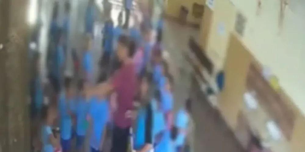 A criança é aluna, e a mulher é a diretora da unidade de ensino