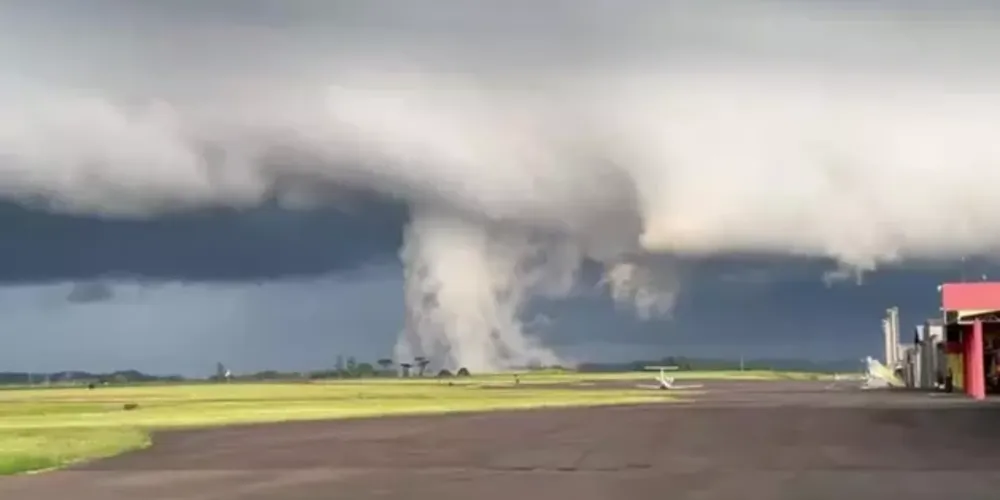 Imagem ilustrativa da imagem Nuvem gigantesca toca o chão e assusta moradores; veja vídeo