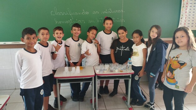 "Os alunos demonstraram grande entusiasmo ao realizar os experimentos", conta a docente