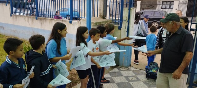 Educandos distribuíram periódico durante o horário de saída