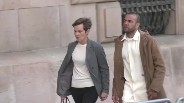 Ex-jogador Daniel Alves é visto com sua advogada, Inés Guardiola Sánchez, advogada de Daniel Alves, a caminho de tribunal na Espanha após liberação de Alves sob fiança