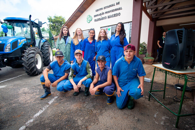 Novos tratores reforçam mecanização dos colégios agrícolas e florestais do Paraná