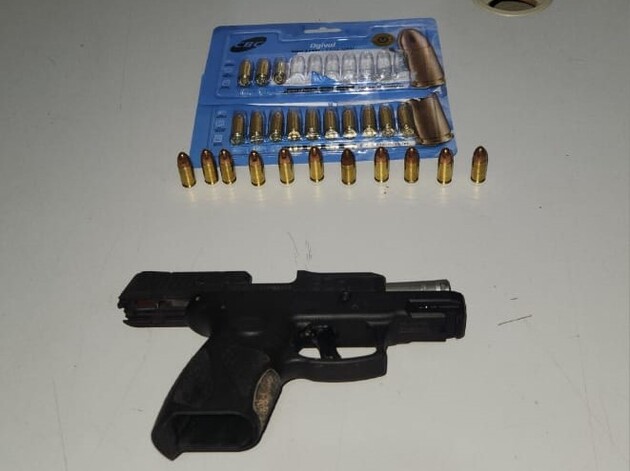 Pistola estava carregada com 11 munições; outras 13 foram encontradas no carro do suspeito