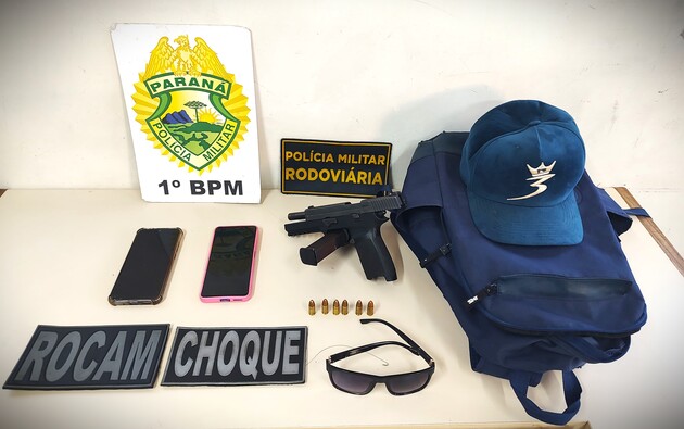 Objetos e armas apreendidas durante a operação policial