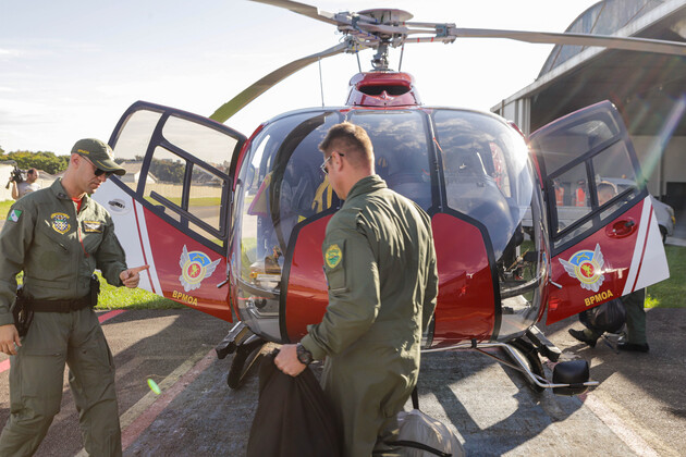 O Governo do Paraná, por meio do Batalhão de Polícia Militar de Operações Aéreas - BPMOA, reforçou a ajuda a catástrofe no Rio Grande do Sul com um helicóptero e quatro tripulantes