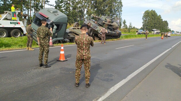Equipe do Exército esteve no local do acidente.