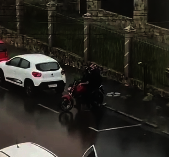 Suspeitos estavam em um Fiat Uno, mas após o assalto, fugiram em uma motocicleta que estava estacionada na esquina