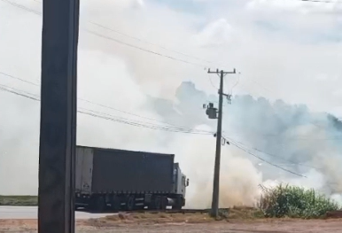 Incêndio em vegetação às margens da rodovia produziu a fumaça