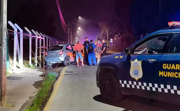 Motorista supostamente embriagada perde controle de carro, e acidente mata passageiro em São José dos Pinhais