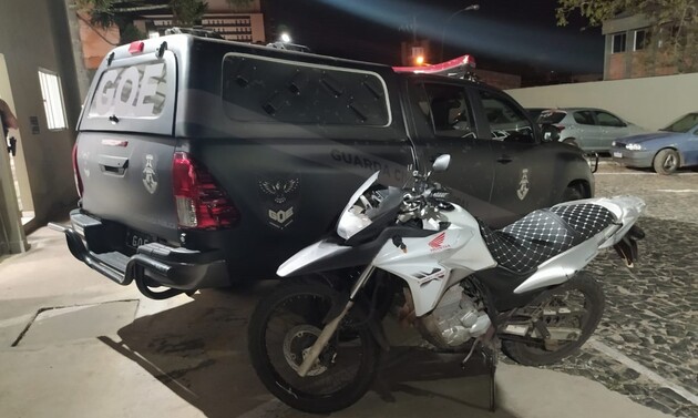 O condutor, um adolescente de 17 anos, e a motocicleta foram conduzidos a 13ª Subdivisão de Polícia (SDP) para providências cabíveis