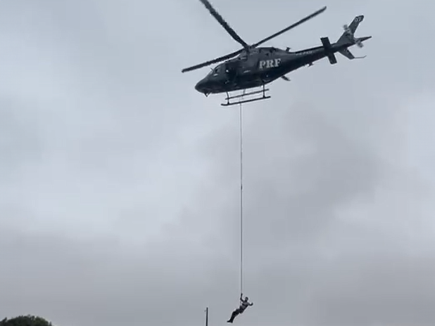 Helicóptero chegou nas áreas afetadas na sexta-feira (03)