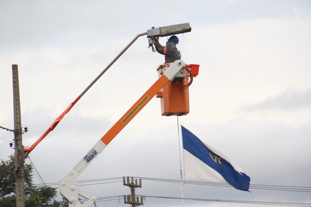 Os postes que sustentam as luminárias são de concreto e foram instalados em intervalos estratégicos, de acordo com estudos de fluxo e classificações viárias