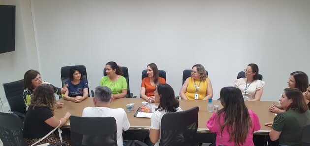 O time de professores de Guarapuava foi recepcionado pela secretária de Educação, professora Simone Pereira Neves