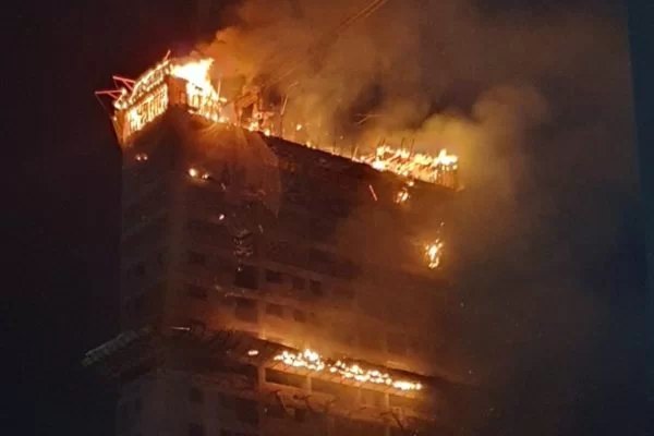 O fogo atinge principalmente os últimos andares do prédio