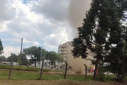 Vídeo mostra redemoinho de poeira na capital paranaense