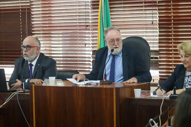 O diretor geral Cesar Neves da Secretaria da Saúde detalha investimentos e ações de 2023 na Assembleia Legislativa nesta terça-feira (5). Foto: Geraldo Bubniak/AEN