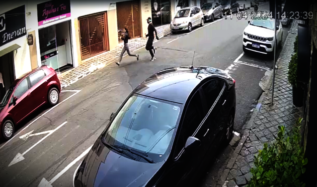 Imagem de segurança flagrou a suposta tentativa de sequestro, em Ponta Grossa