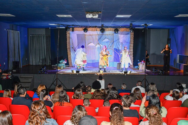Para o público em geral houve sessões abertas dias 11 e 12 à noite no Cine Teatro e de manhã e à tarde no sábado, 13, na Praça Getúlio Vargas.