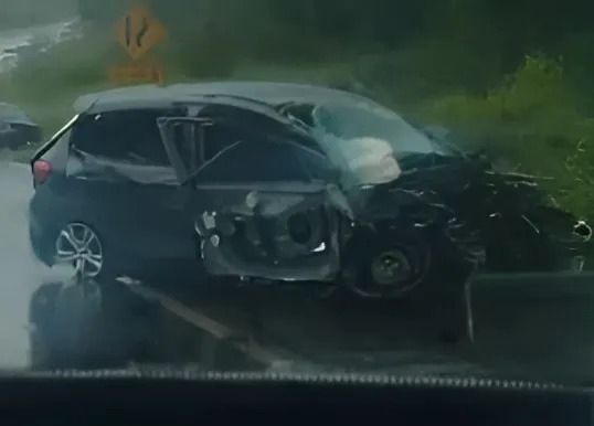 Imagens mostram dois veículos totalmente destruídos
