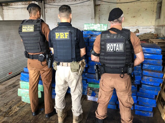 Operação conjunta da Polícia Militar e Polícia Rodoviária Federal constatou a droga oculta em meio a carga de leite.