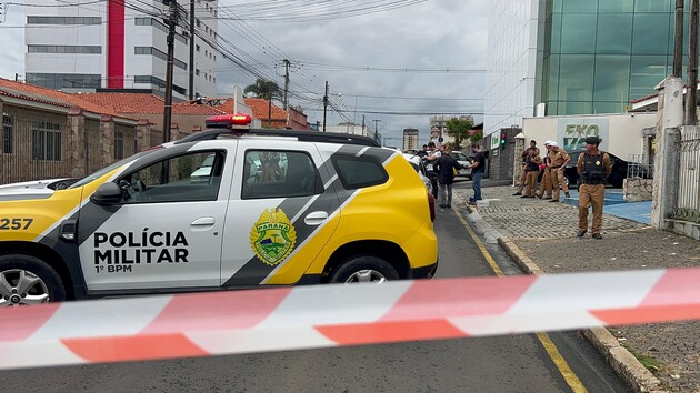 Após o roubo, os suspeitos fugiram em uma motocicleta que foi deixada estacionada na esquina