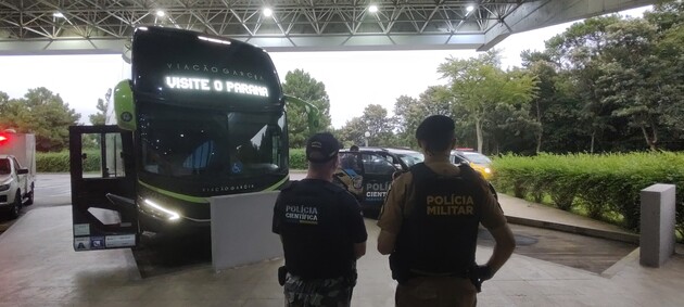 Equipes da Polícia Científica realizaram perícia no local