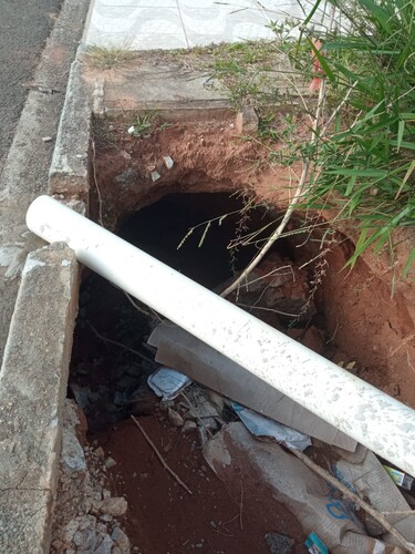 O buraco se abriu em uma calçada na rua Fioravante Foggiato, no bairro Jardim Carvalho