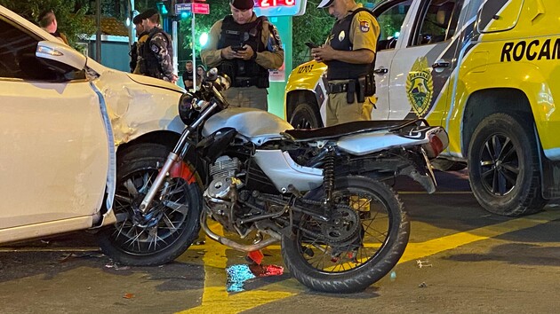 O motociclista, um jovem de 24 anos, sofreu ferimentos na pélvis, ombro e punho, além de diversas escoriações pelo corpo