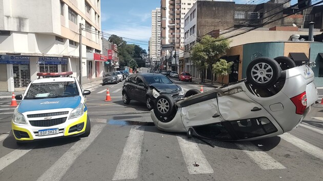 Condutora do Sandero, de 28 anos, teve escoriações e foi encaminhada para o Hospital Santa Casa com ferimentos leves pela equipe do Siate