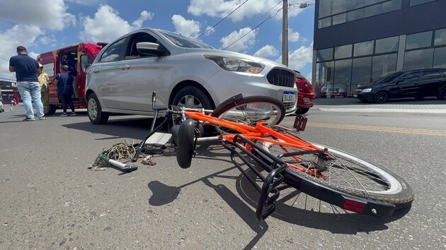 Ciclista colidiu com um Ford Ka na avenida Bispo Dom Geraldo Pellanda