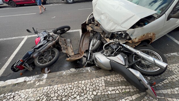 A condutora da Fiat Strada, com o impacto perdeu o controle do veículo e atingiu duas motocicletas que estavam estacionadas
