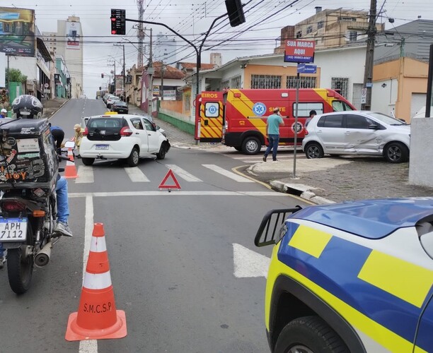 Acidente ocorreu no cruzamento das ruas Santos Dumont e Comendador Miró