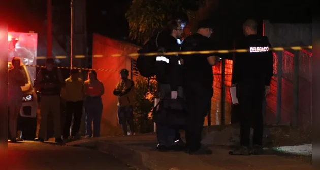 No sábado (30), um homem de 25 anos foi morto com nove tiros dentro da própria residência, no Jardim Estrela do Norte