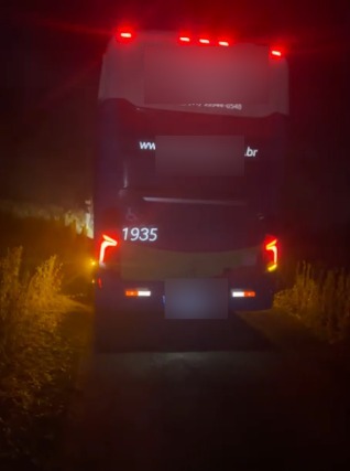 Nas imagens é possível ver as bagagens dos passageiros reviradas e o ônibus em uma estrada rural