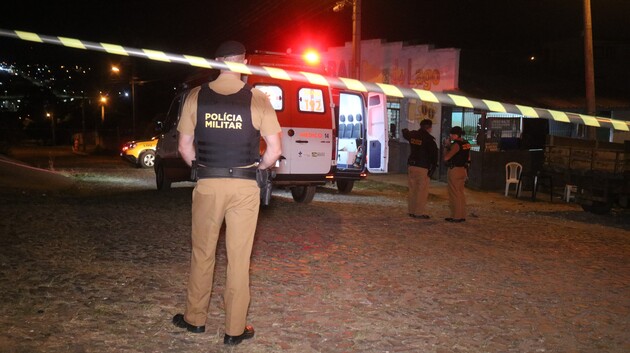 Na noite desse domingo (7), um homem foi baleado dentro de um bar na Vila Guaíra e morreu no local