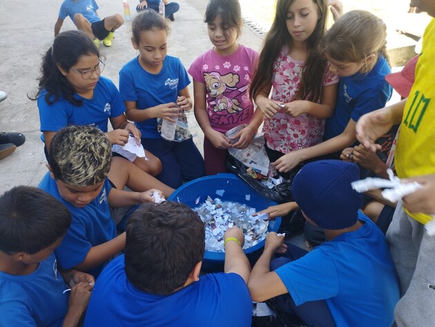 Com ações práticas, os alunos recolheram papéis utilizados por toda a escola e realizaram processos de reciclagem