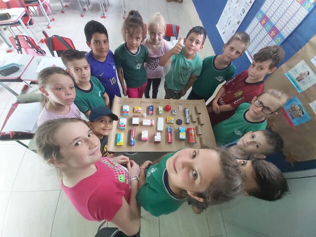 Em sala de aula, a turma realizou diversas atividades criativas envolvendo a elaboração de sólidos geométricos, com palitos, balas de goma e diversos outros materiais