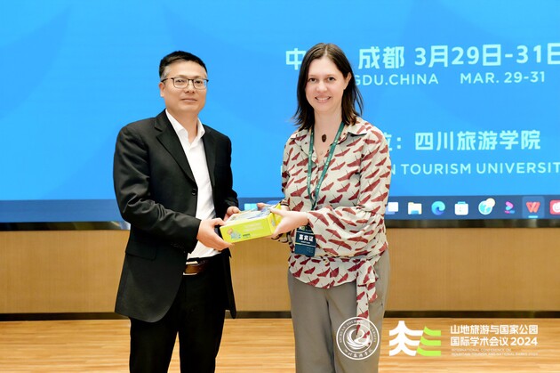 Jasmine Cardozo realizou uma palestra na Universidade de Turismo de Sichuan