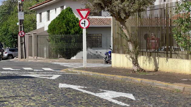 Dupla sinalização encontra-se no cruzamento das ruas Nilo Peçanha e Euzébio de Mattos, na Vila Estrela