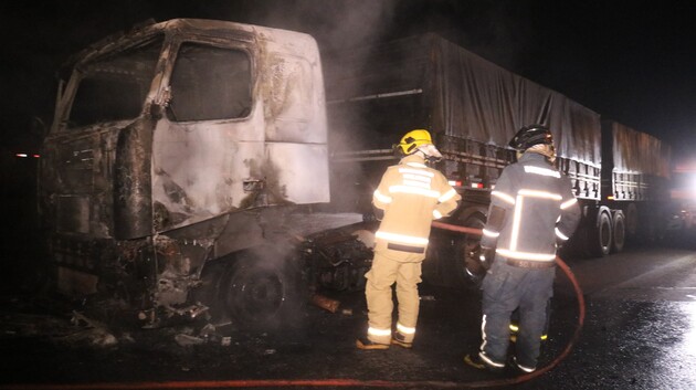 Caminhão ficou com a cabine totalmente destruída após o incêndio