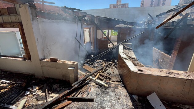 Parte da casa e do forro de PVC foram queimados pelas chamas
