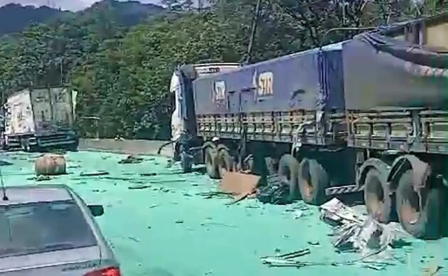 Um dos caminhões, que carregava soja, acabou espalhando o produto pela rodovia