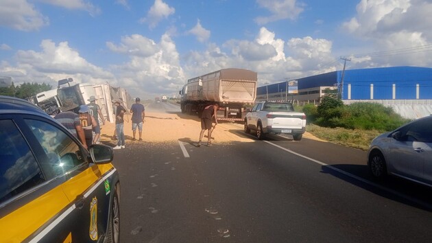 Caminhão carregado com 37 toneladas de milho tombou na BR-376, em Ponta Grossa