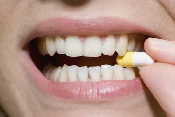 As cápsulas mastigáveis para higiene bucal contêm ingredientes destinados a promover a saúde bucal quando mastigados e misturados com saliva